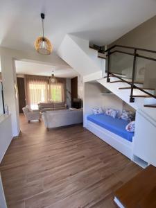 uma sala de estar com uma escada e um sofá em Villa with private pool em Durrës mais 15 fotografias