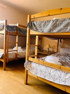 Kuća Šuma tesisinde bir ranza yatağı veya ranza yatakları