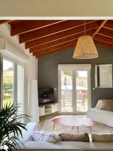 Et opholdsområde på Jolie petite maison rénovée piscine + 24 billeder