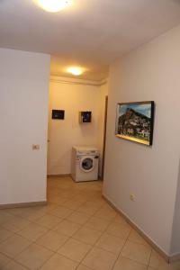 baño con lavadora en una habitación en Ergi’s Host Apartment, en Tirana