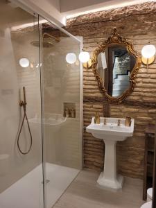 y baño con lavabo y espejo. en Casa Rural Garabitero, en Laguardia