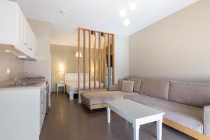 Ntinas Filoxenia Hotel & Spa的厨房或小厨房