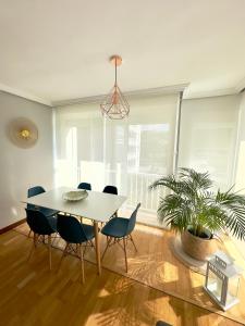 uma sala de jantar com mesa e cadeiras em Apartamento Costa del Sol Suances em Suances