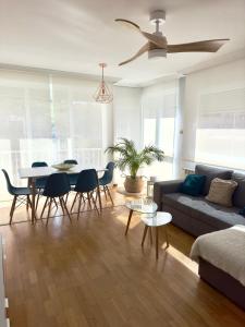 uma sala de estar com um sofá e uma mesa em Apartamento Costa del Sol Suances em Suances