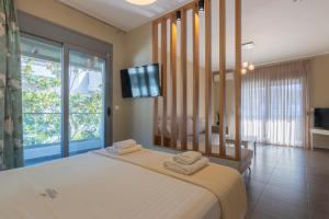 斯卡拉伯塔麦斯Ntinas Filoxenia Hotel & Spa的一间卧室，有一张大床，床上有毛巾