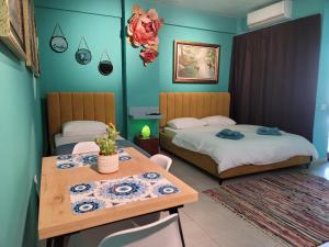een slaapkamer met 2 bedden en een houten tafel bij "On the beach" Glamour Sunrise Apartment in Durrës