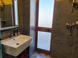 een badkamer met een wastafel en een douche bij "On the beach" Glamour Sunrise Apartment in Durrës