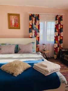 Un dormitorio con una cama con una manta azul. en Chatka Oli, 