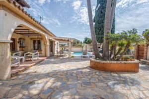 Swimmingpoolen hos eller tæt på Villa Luna- Pool with Jacuzzi by the Beach