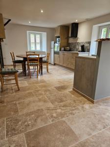 Kuchyň nebo kuchyňský kout v ubytování Le Cabistrou