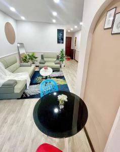 Khu vực ghế ngồi tại Mi Apartment Căn Hộ 2 Phòng Ngủ Ấm Cúng Cho Gia Đình 2 đến 4 người