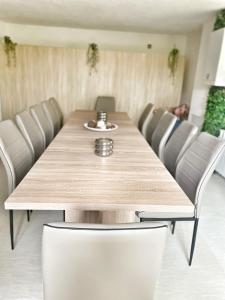 普拉韋茨的住宿－Luxury guests house “Heaven Hill”, Pravets city，餐桌周围摆放着椅子
