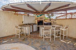 Køkken eller tekøkken på Villa Luna- Pool with Jacuzzi by the Beach