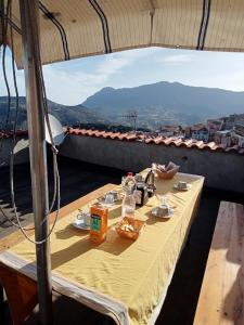 un tavolo su un balcone con vista sulle montagne di Mont'Isoro a Orgosolo