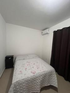 Dormitorio pequeño con cama con manta en Ap Completo 2 quartos ar condicionado 9 min Bc, en Camboriú