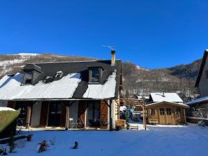 uma casa em construção na neve em Maison 8-10 pers. à Loudenvielle em Loudenvielle