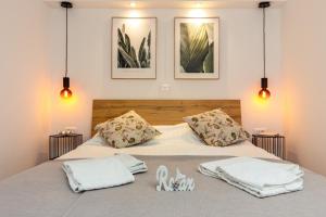 um quarto com uma cama com duas toalhas em House Feral (Vis center) em Vis