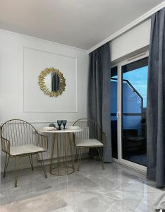jadalnia ze stołem i krzesłami oraz oknem w obiekcie Apartament ZŁOTA PTASZYNA w Świnoujściu