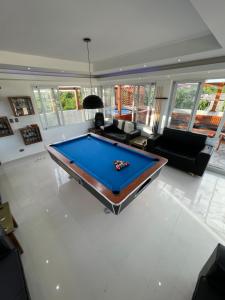 uma grande sala de estar com uma mesa de bilhar em Villa 1 em Santo Domingo