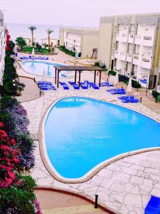 Vista de la piscina de Cecelia Hotel Suites Hurghada o d'una piscina que hi ha a prop