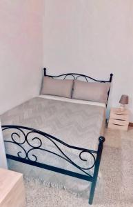 a bedroom with a bed with a metal frame at Wagner - Beach - Appartement in San Marcos