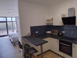 cocina con encimera negra en una habitación en Ostseegolf - Ferienappartement en Hohen Wieschendorf