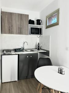 Η κουζίνα ή μικρή κουζίνα στο Évasion Cannes : Baignoire spa, AC, Wifi, Netflix