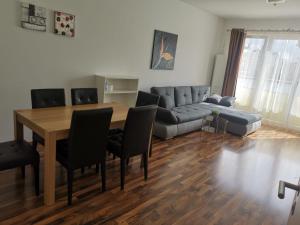 uma sala de estar com uma mesa e um sofá em Willy Studio Apartment Frankfurt em Frankfurt