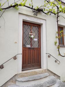 Una puerta de madera con una cesta. en Luitpold14 Prichsenstadt, en Prichsenstadt