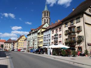 una calle de la ciudad con edificios y una torre del reloj en Villa Leni im Schwarzwald, en Bad Dürrheim