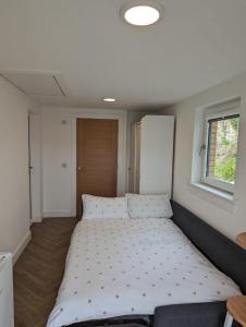 un grande letto in una stanza con finestra di En-suite double room with private entrance a Edimburgo
