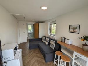 - un salon avec un canapé et une table dans l'établissement En-suite double room with private entrance, à Édimbourg