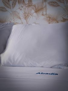 uma cama branca com um edredão em cima em Apartamentos Abadía. em Corella