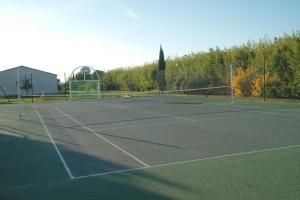 Tenis a/nebo squash v ubytování villa 4 personnes avec piscine en camargue nebo okolí