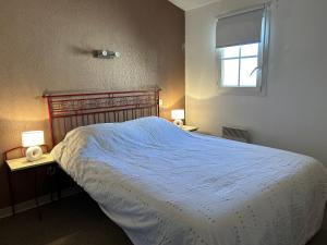 Postel nebo postele na pokoji v ubytování villa 4 personnes avec piscine en camargue