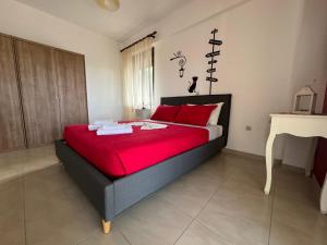 Postel nebo postele na pokoji v ubytování Aristos Apartments & Suites