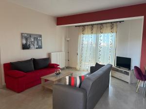 TV a/nebo společenská místnost v ubytování Aristos Apartments & Suites