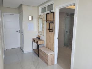 ein Badezimmer mit Waschbecken und Spiegel in der Unterkunft Apartment on the beach Paraiso Playa, Sea Views in Playa Paraiso