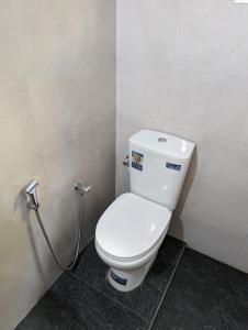 a bathroom with a white toilet in a stall at Uma Guest House in Kahawa