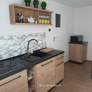una cocina con fregadero y encimera en Villa Turkus, en Jastrzębia Góra