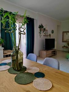 drewniany stół z wazonem z roślinami w obiekcie Tzitzifianaki Cozy Apartment w Chanii