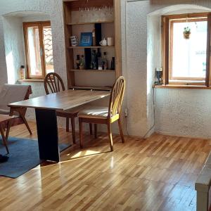 a dining room table and chairs in a room at Kuća za odmor Arija in Novi Vinodolski