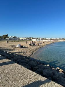 een strand met mensen op het zand en water bij Casa Mareblu in Campomarino