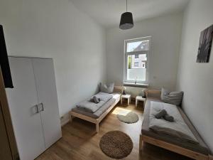 Postel nebo postele na pokoji v ubytování Evelyns Apartment, nahe der Therme und dem Zentrum, privat Parkplatz, Balkon, Highspeed-WLAN