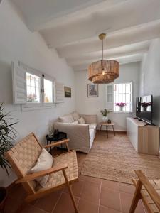 ein Wohnzimmer mit einem Sofa und einem TV in der Unterkunft Casa Barman Casco Antiguo Y Vistas Al Mar in Altea
