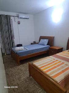 1 Schlafzimmer mit 2 Betten in einem Zimmer in der Unterkunft Yulendo Backpackers in Beira