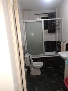 een badkamer met een toilet en een wastafel bij Yulendo Backpackers in Beira