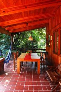 patio ze stołem i krzesłami na ganku w obiekcie Casa Nora Malinalco: entire estate w/pool 