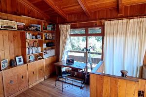 un bureau avec un bureau et une fenêtre dans l'établissement Casa Nora Malinalco: entire estate w/pool, 