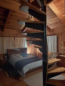 sypialnia z łóżkiem piętrowym w drewnianym domku w obiekcie Casa Nora Malinalco: entire estate w/pool 